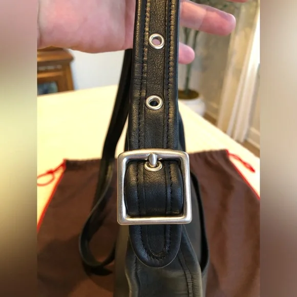 Vintage Coach Legacy Small Zip Bag #9997
Black Leather w/ hangtag and dust bag - Picture 9 of 16